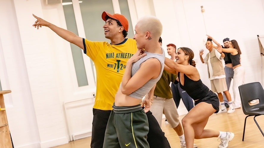 Noah-Thomas-and-Jemima-Brown-at-WHY-AM-I-SO-SINGLE--rehearsals,-credit-Danny-Kaan