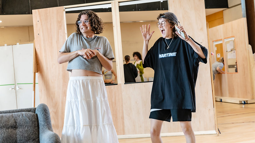 Toby-Marlow-and-Lucy-Moss-at-WHY-AM-I-SO-SINGLE--rehearsals,-credit-Danny-Kaan